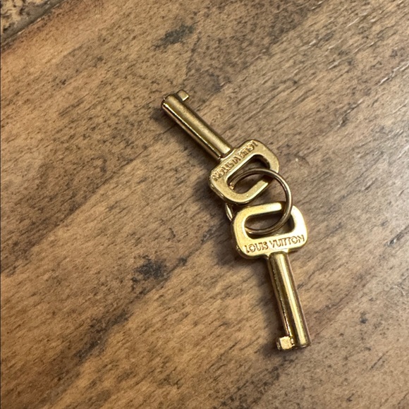 Louis Vuitton tiny gold keys pendant - Picture 2 of 5